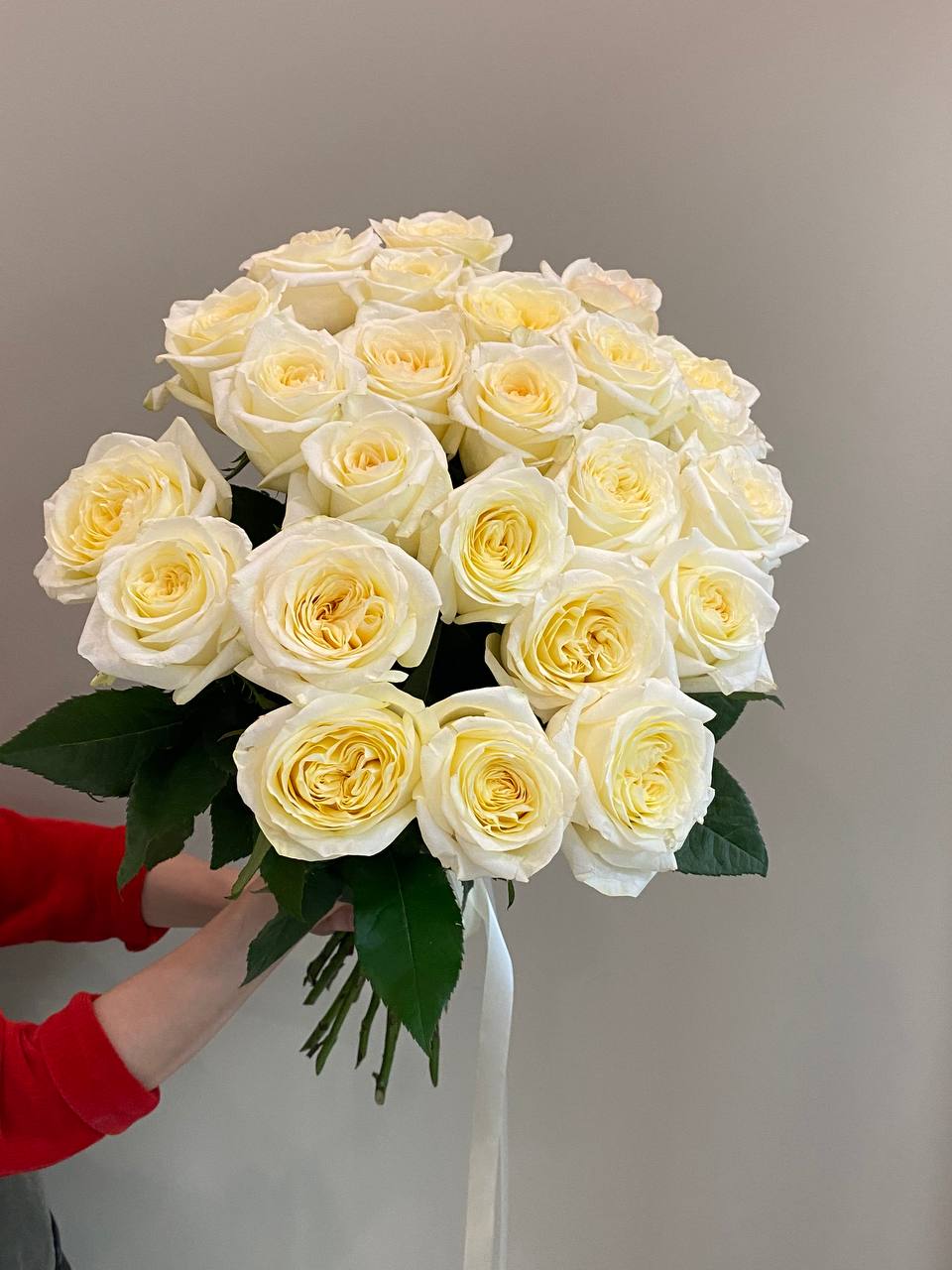 Букет из 7 белых роз с лентой, 40 см