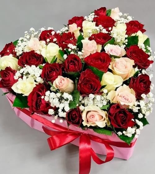 Букет из роз, гвоздик и статицы «Секрет сердца»